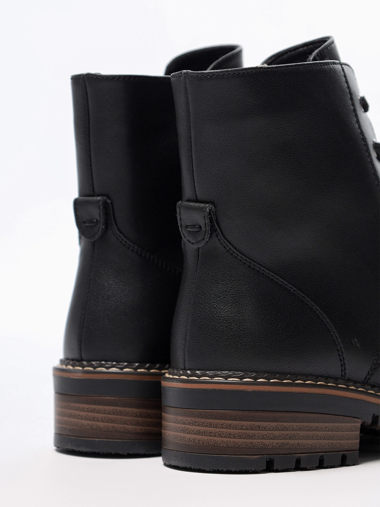 Ботинки черного цвета на среднем каблуке